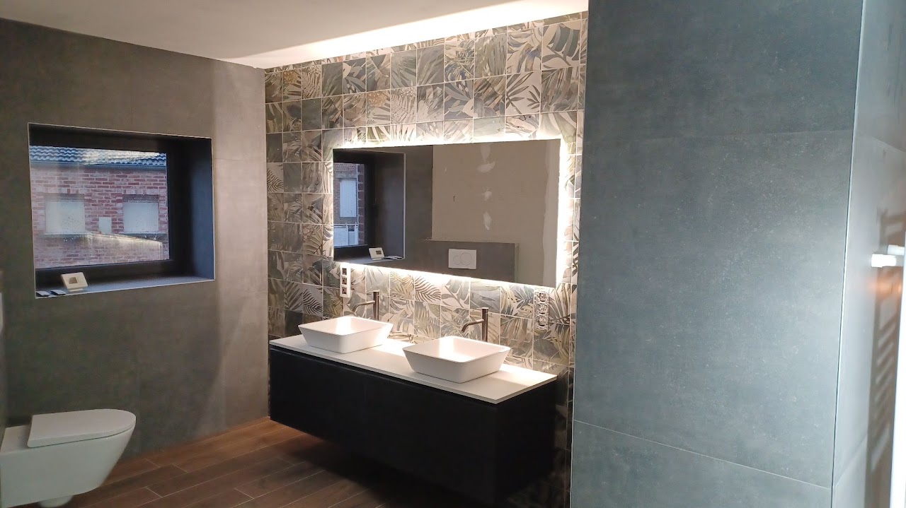 Afgewerkte badkamer met dubbele wastafel