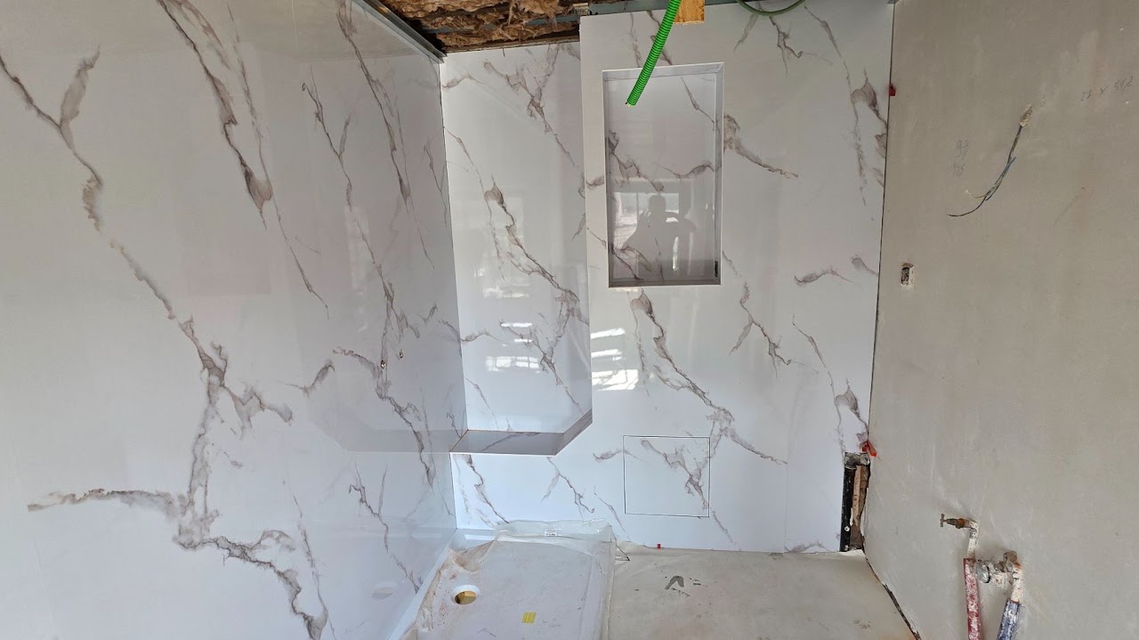 Wandbekleding in badkamer tijdens de werkzaamheden