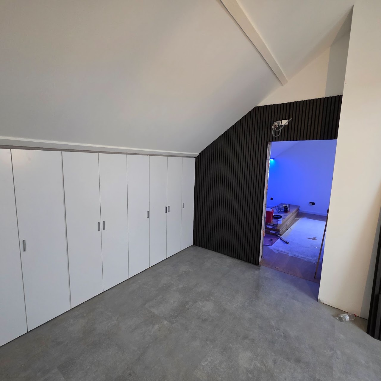 Interieur met kasten en donkere lattenwand