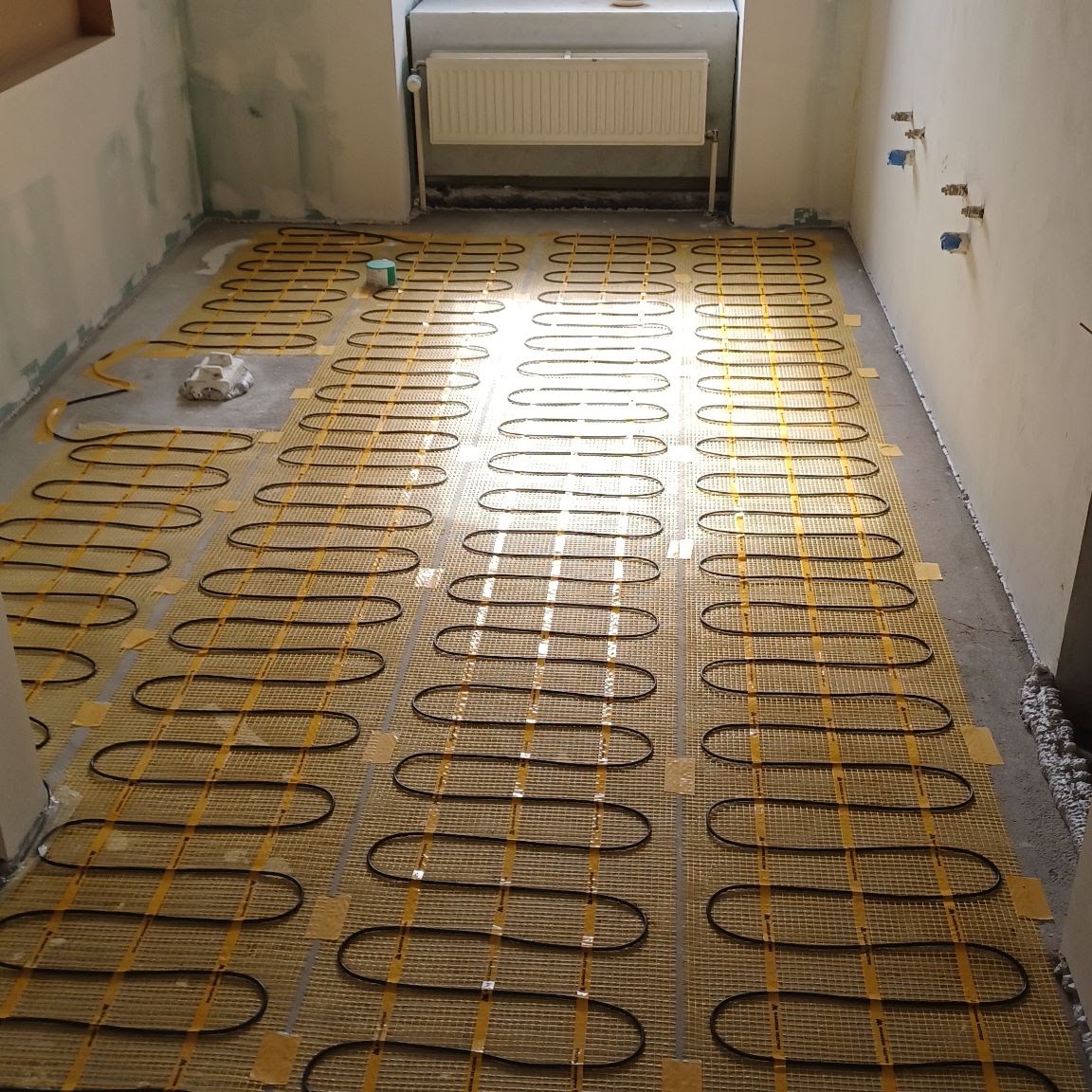 Elektrische vloerverwarming tijdens de plaatsing