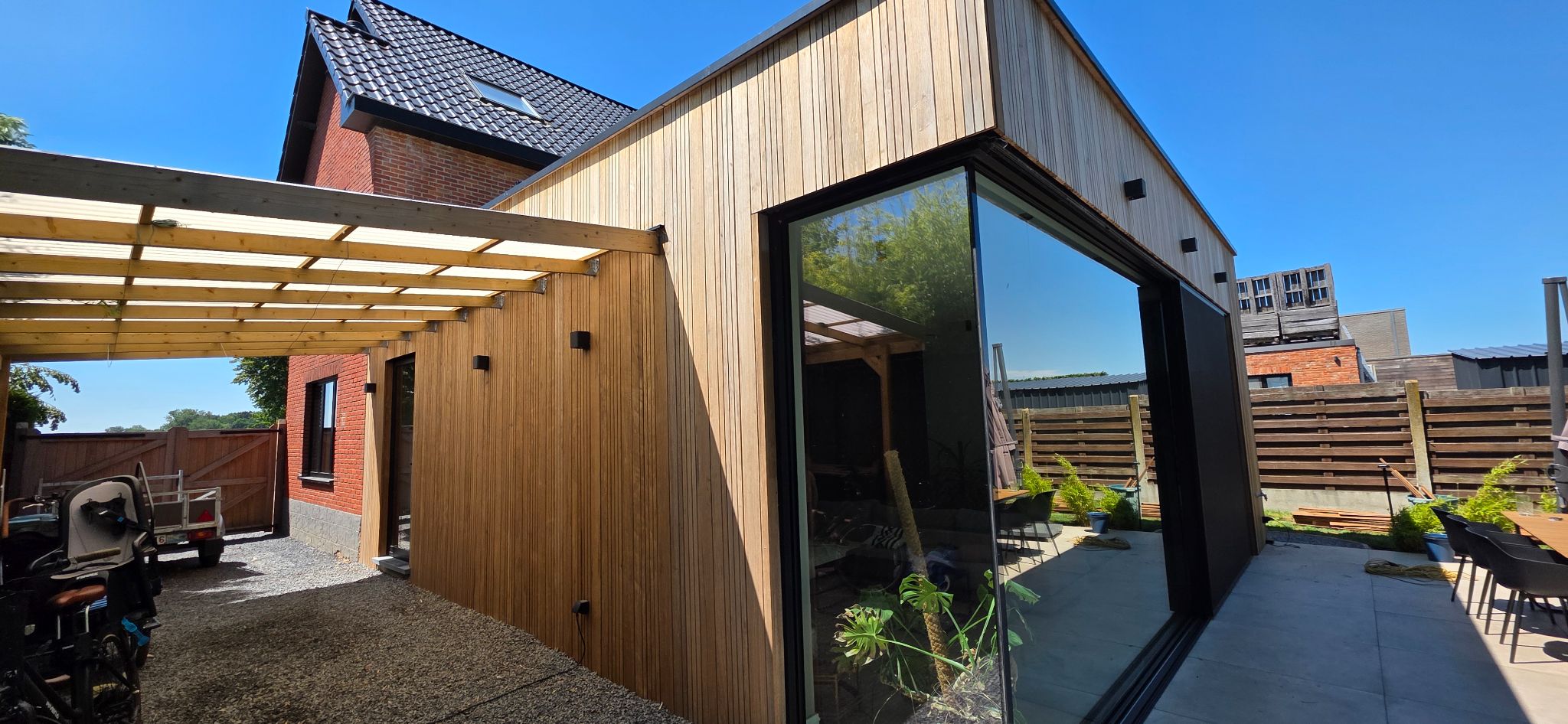 Houten gevelbekleding bij een woning, getoond op de website van VHS Builds